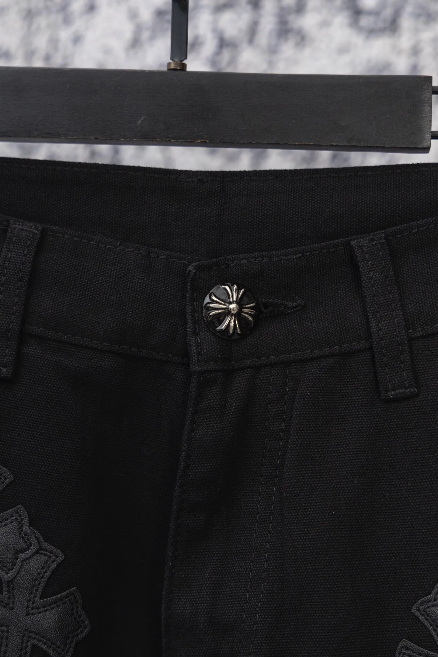 P270 CH Chromehearts pure black cross-stitched leather black workwear jeans and logging pants. The cabinet price is 34W level. The patches are decorated with cross flowers and washed jeans! ! An absolutely high-end luxury product, a 1.9W-level god-level single product, a super popular product, made by top heavy industry, a magic weapon that cannot be missed! [About Zangyin] This is an extremely luxurious fashion brand that can also be called the aristocracy of the high street. It has always been an exclusive brand for some hipsters or rich second generations. Compared with ordinary high streets, it is more luxurious and noble. Compared with luxury brands, it is more fashionable and individual. It has always been a brand that I have a special liking for. [Top heavy industry fashion design] Consistently high-street luxury style. Speaking of this style, the Zangyin family and GU family are definitely the leading representative brands. Especially the Zangyin family has really achieved a state-of-the-art effect in creating high-street style. The unique washed material is used to create this style. The color system is already quite eye-catching. After it is decorated with patchwork cross flowers, it cleverly highlights the charm of the brand. Secondly, this style uses classic The high-waist cutting design highlights the long legs and fashionable temperament of the upper body. The brand is highly recognizable and the slim fit configuration is more suitable for daily wear. It is a product that interprets personality, fashion, and specifications at a glance. This single product is enough to make any fan excited. It can be a white T-shirt for a youthful college style, or a tight suspender for a royal style. It has strong matching ability and can be easily controlled by men.  [Materials and craftsmanship] Needless to say, this point goes without saying. As an excellent craftsman brand, Zangyin’s requirements for details and craftsmanship are really perfect. The washed color of this model has gone through so many processes, not to mention the embellishment of denim appliques. It is also purely hand-made and sewn. Just like what they believe in, only hand-made things have soul and have the meaning of wear. A top-notch heavy-duty fashionable denim item, I look forward to your perfect interpretation! !  Color: Black Size: 28-36